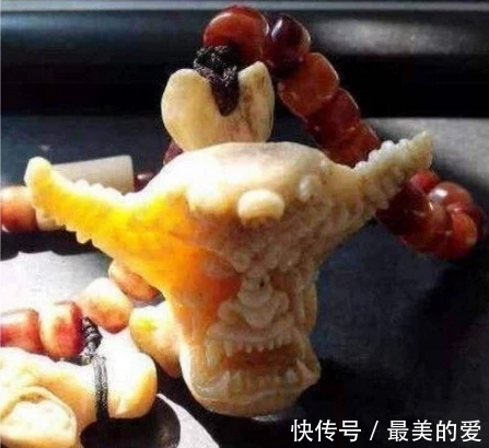 食堂!女大学生食堂捡别人吃剩的骨头,舍友以为她疯了,几天后高价卖出