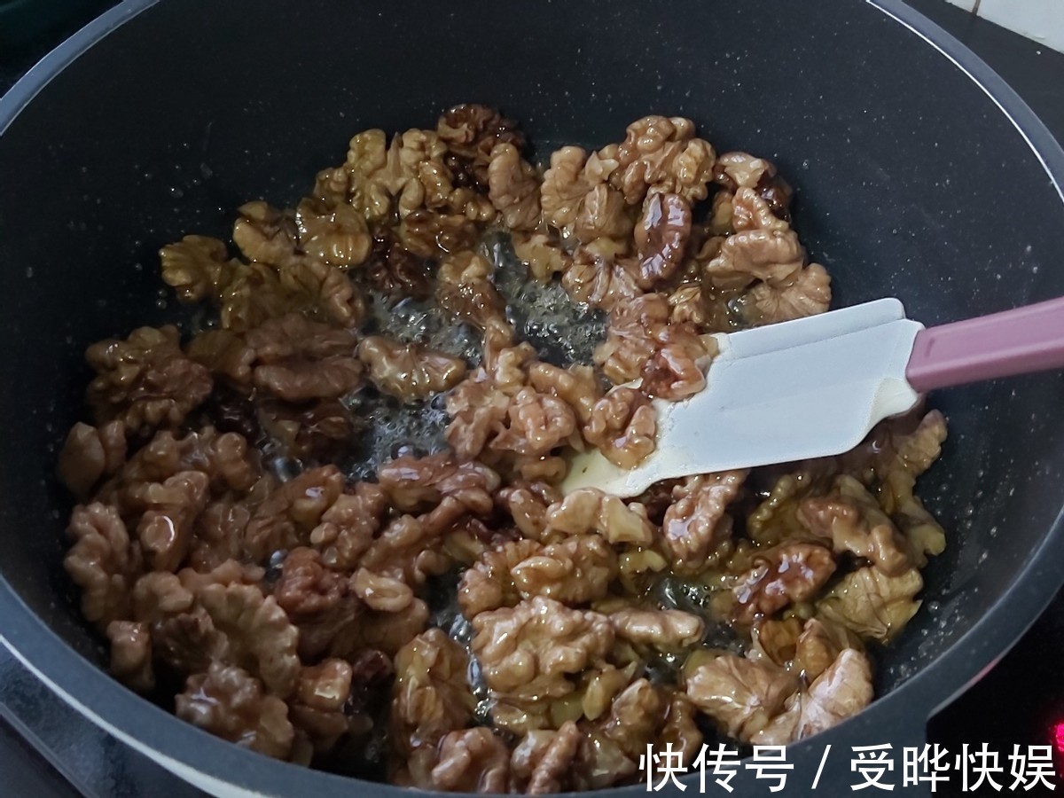想吃琥珀核桃自己在家也能做,香甜酥脆,比买的好吃