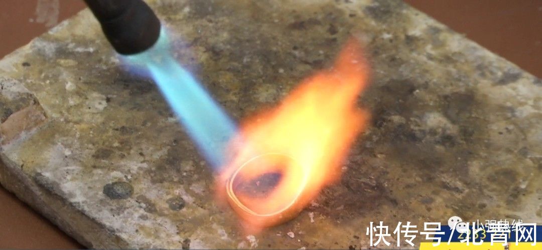 金戒指 女子在品牌首饰店买了一枚金戒指,仅戴一个月就“变色”了!商家:这是正常的