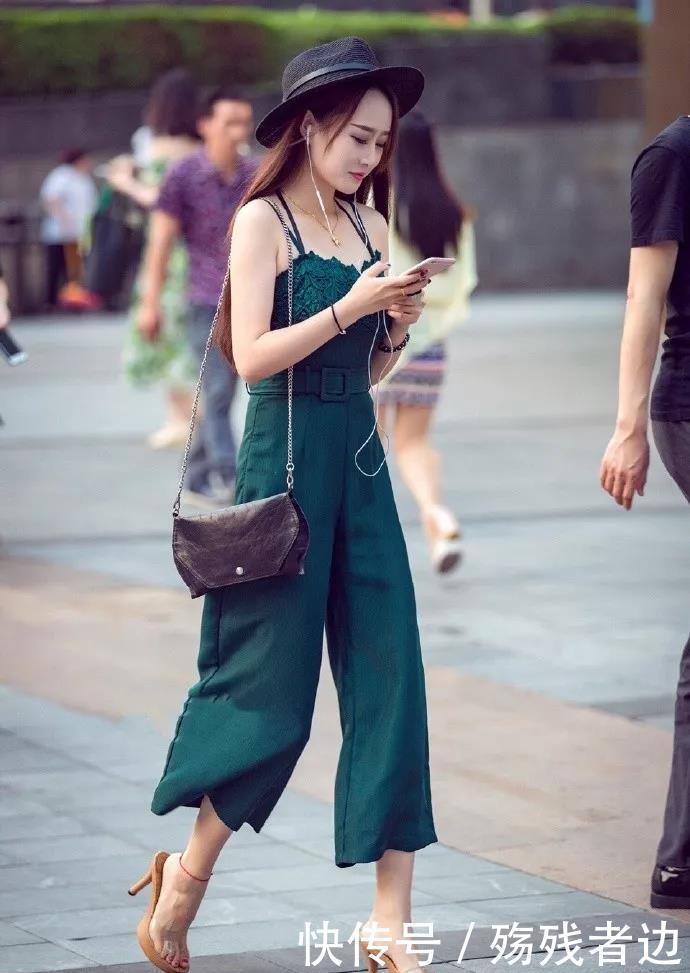 小姐姐脚上搭配着一双浅绿色的尖头高跟鞋,带着青春的味道