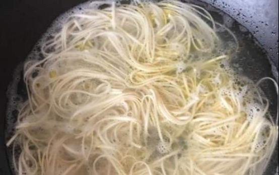 煮面条，最忌讳水开下锅，饭店大厨透漏“秘诀”，出锅劲道不起坨