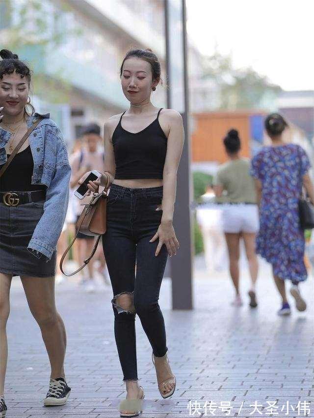 街拍|美女街拍:打底裤让你告别单点,表露青春时尚感,打造曼妙动人身形