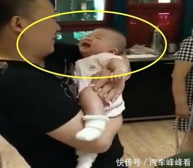 舅舅|舅舅第一次抱宝宝，宝宝的反应太出人意料，把全家人逗笑了
