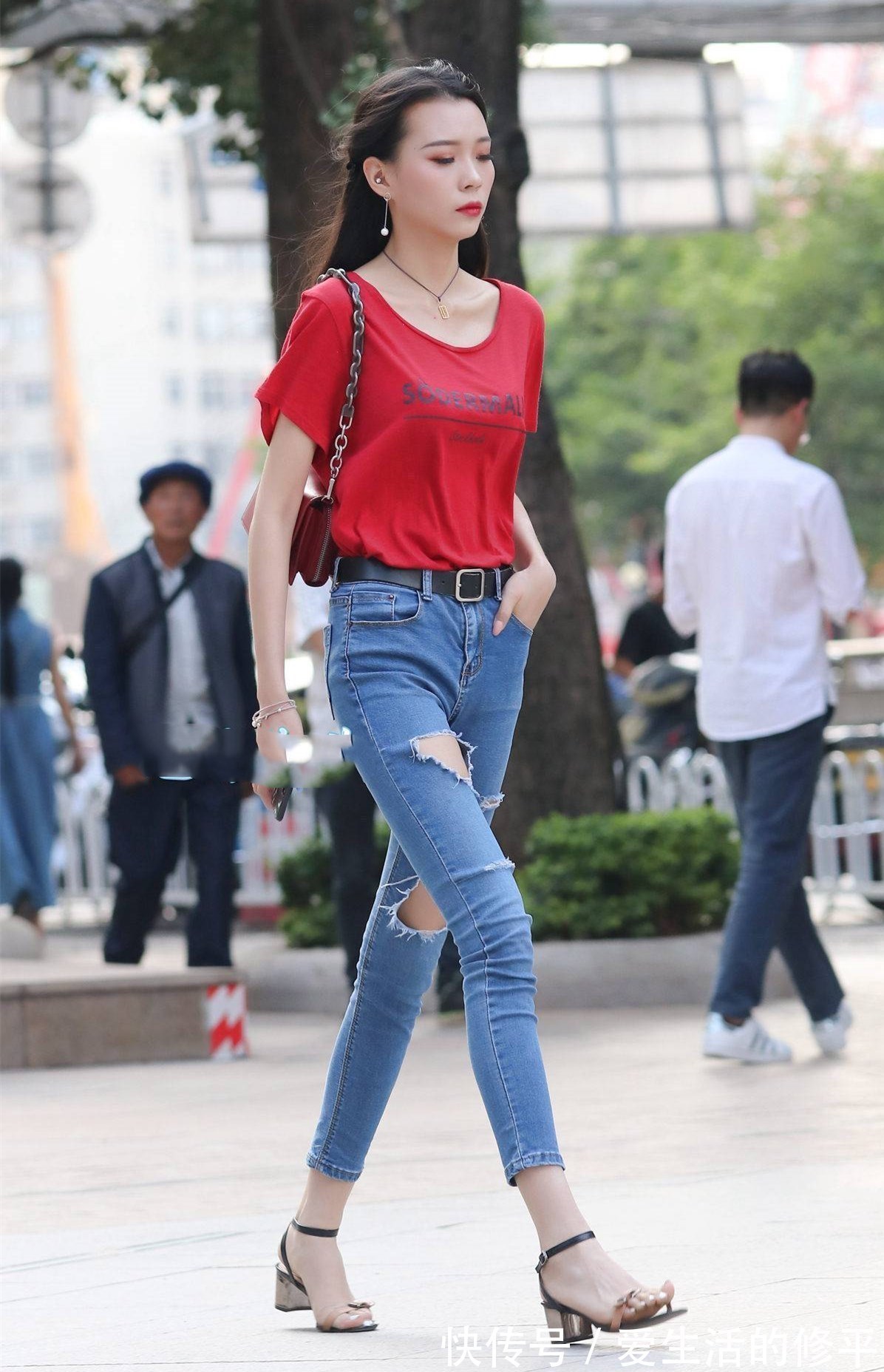淑女 破洞牛仔裤搭配高跟凉鞋,淑女风的气息,展现满满的时尚与活力