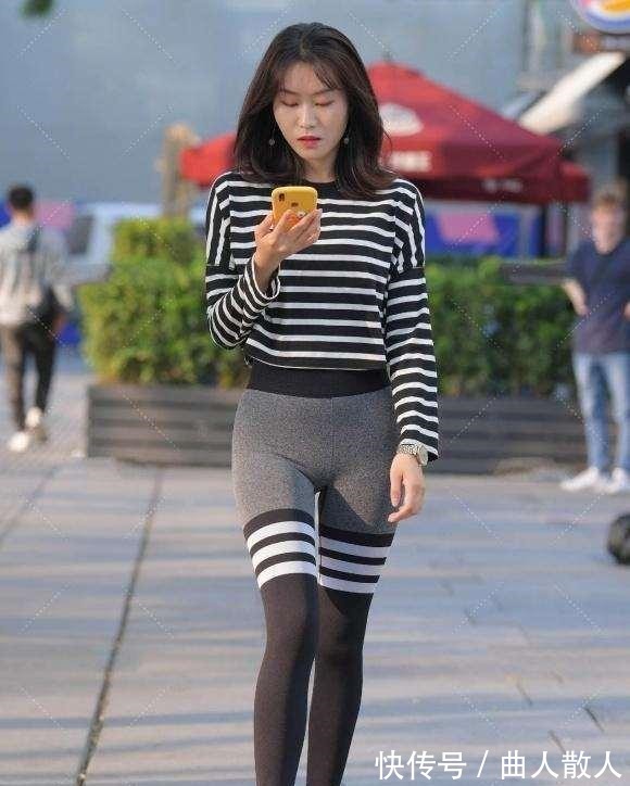 搭配 深色打底裤搭配花色上衣,变身“小细腿”,打造随性休闲风!