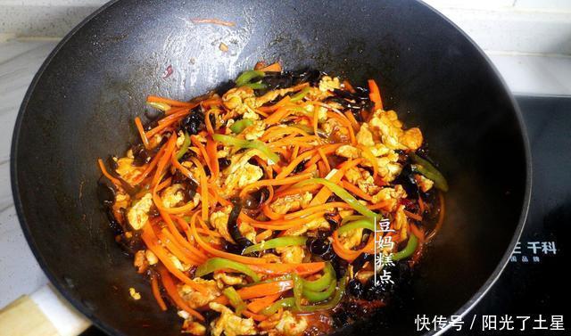 鸡蛋|鸡蛋新吃法,跟这3样一起炒,5分钟上桌,开胃又下饭