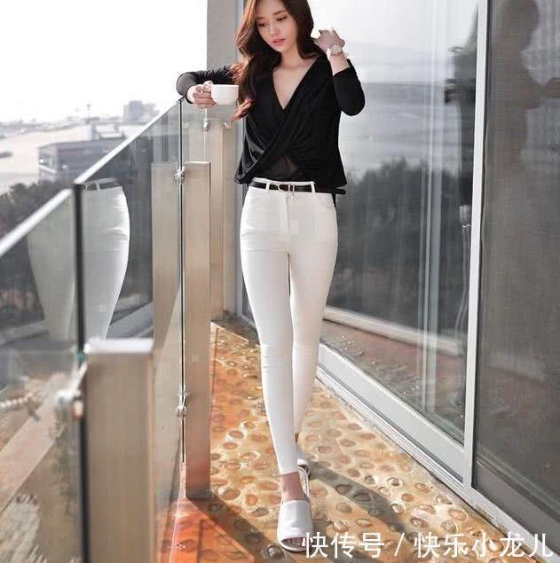 青春 紧身裤搭配的美女,展现自己的青春时尚,给人不一样的感觉