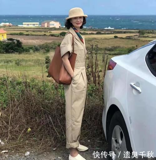 时髦|58岁的三木妈妈又时髦了,穿五分裤戴帽子真洋气,好适合妈妈们学