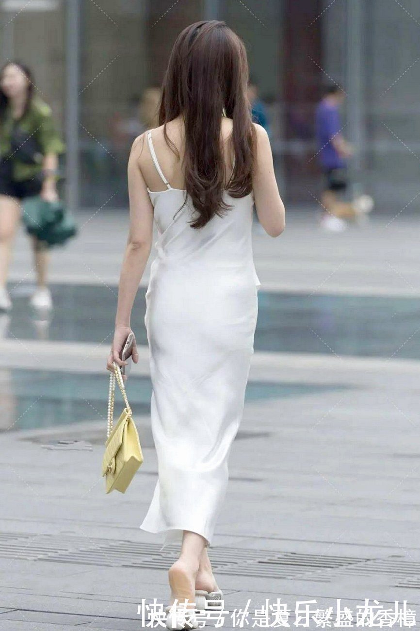 连衣裙 白色吊带连衣裙搭配，展现出几分随性的美感