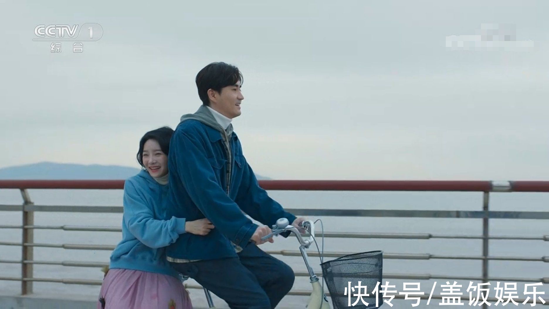 央视跨年晚会:任鲁豫独挑大梁疑口误,学生哽咽回忆袁隆平太催泪