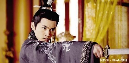 回答|他问算命大师：我是不是皇帝？算命回答：你身后的那“傻子”才是