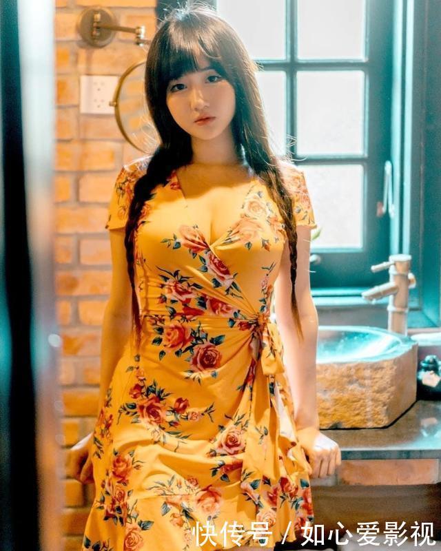 这些穿开叉裙的女人真会穿,穿得越简单越时髦,用力打扮不如简单