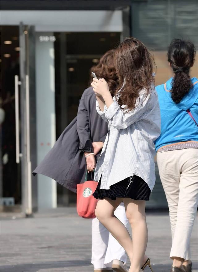 秋天 黑色的短裙,搭配竖条格的白色衬衫,脚下一双尖头细跟凉拖