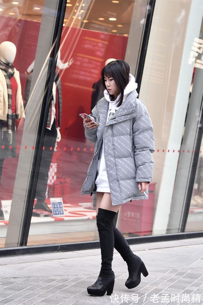 过膝靴 美女尖头短靴搭配宽松的裤子,一件米白色风衣,非常个性