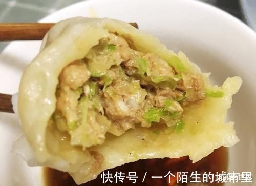 所以白菜做馅时,这就是调馅前多做的一步,饺子不出水好包,鲜香多汁