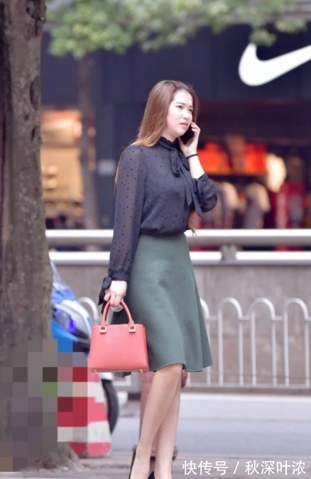 小心机|街拍减龄的小心机穿搭尽显独特的小时髦气质