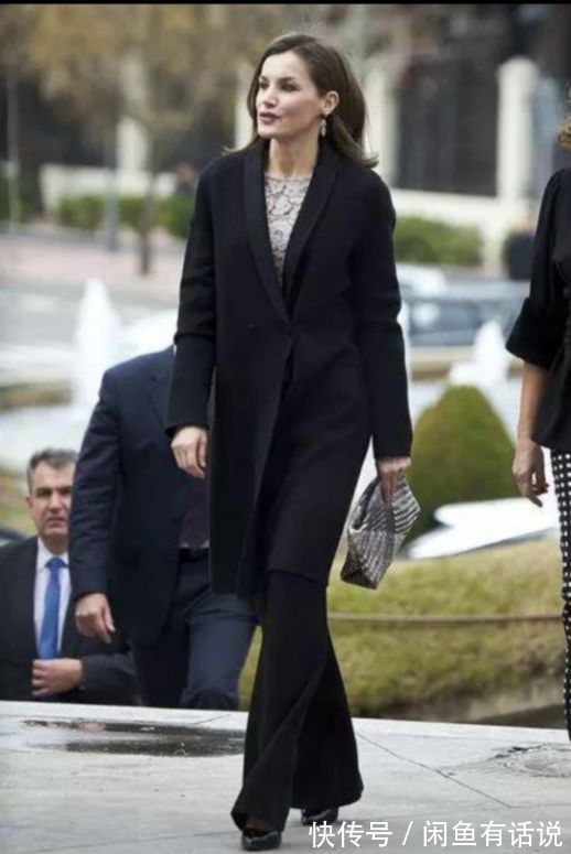 西班牙王后 “瘦腿裤”到底多好穿?西班牙王后连穿9次都不腻,配大衣真气质