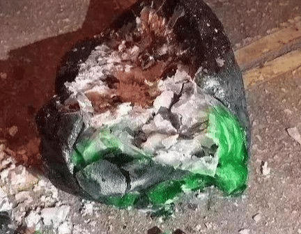 刀片|200多万的翡翠原石,切割时刀片突然断裂,里面充满了钢珠和螺丝钉!