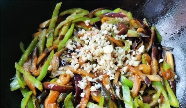 茄子和这个食材是绝配,做法少油更健康,好吃入味更下饭