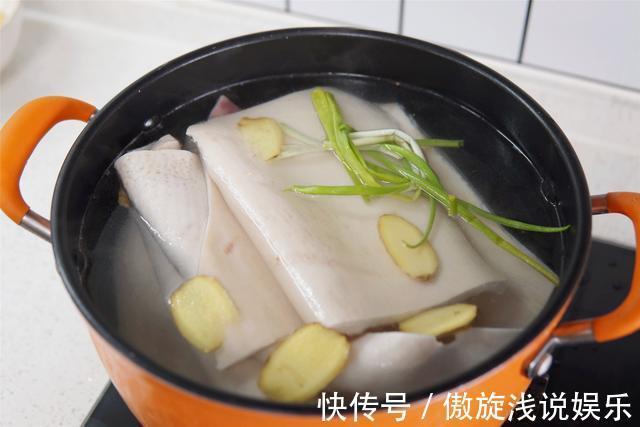 猪皮冻|做猪皮冻,记住“1揉1刮2泡”,皮冻透亮弹牙,味道正成功率高