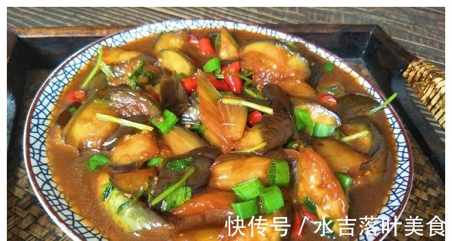 茄子皮|红烧茄子简单好吃的做法，茄子不吸油不变黑，吃起来真香！