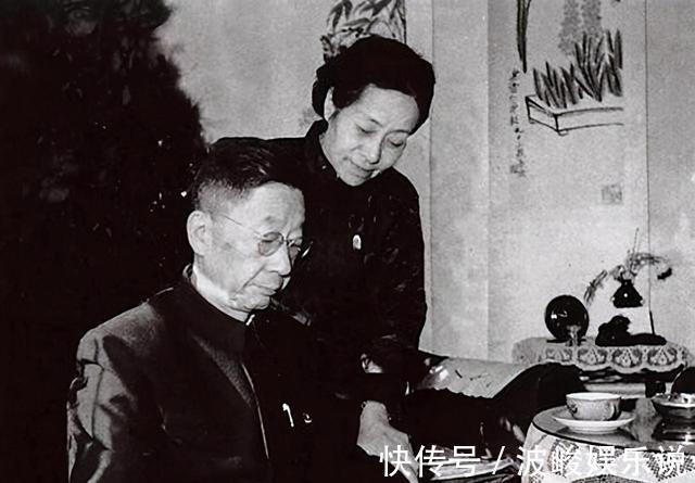 作家&老舍跳湖前,在公园湖边坐了整整一天,是什么让他最终决定去死