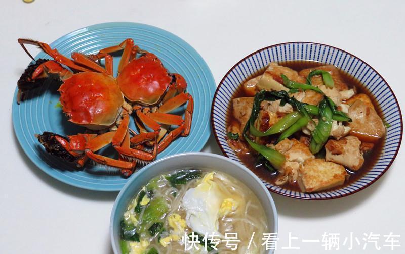 厨房小白的老公自己做晚餐,两菜一面丰盛,晒图给朋友全是点赞的