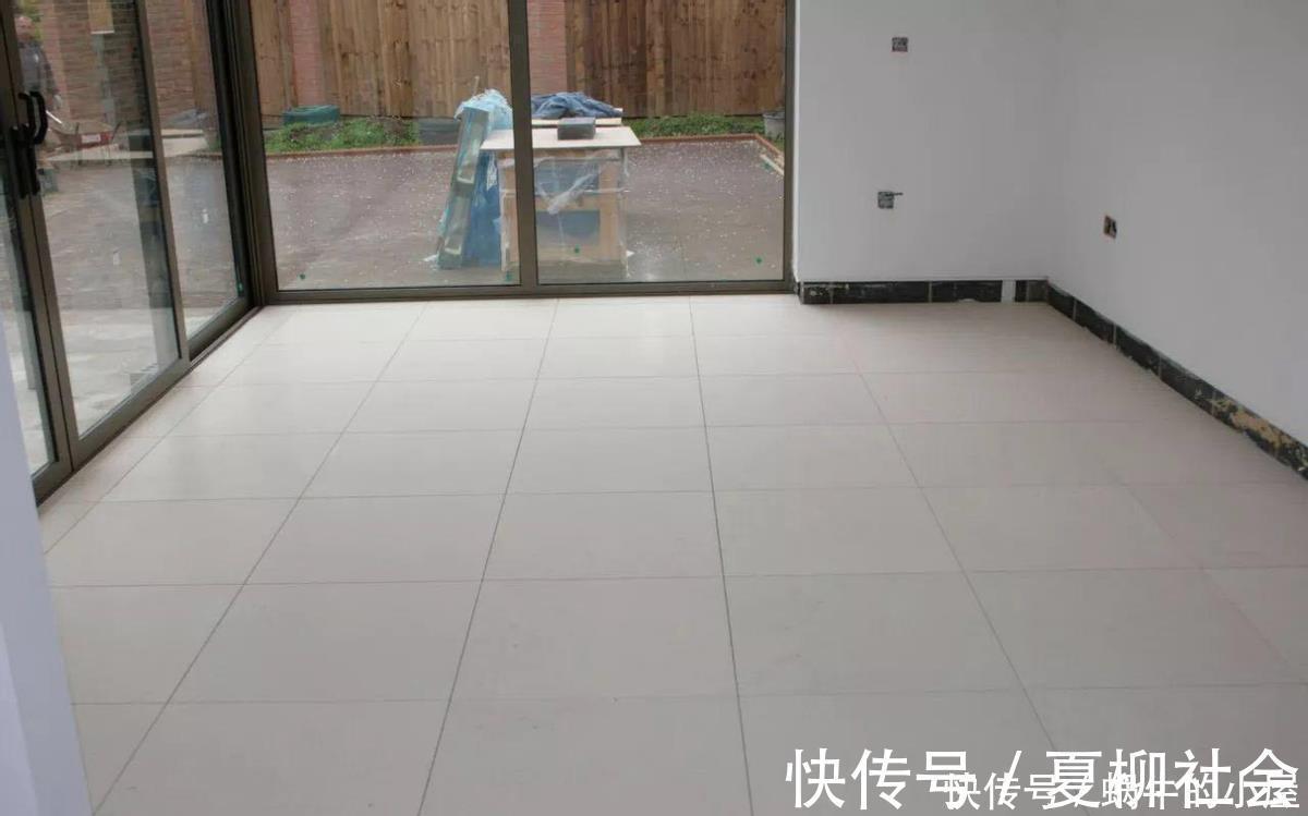 软包|别再选择单调的大白墙了，白墙这样设计，墙面丰富有质感！