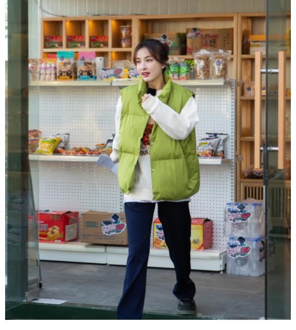 接替《快樂大本營》的節(jié)目發(fā)布定檔預(yù)告片，何炅勉強(qiáng)擠出一絲笑容