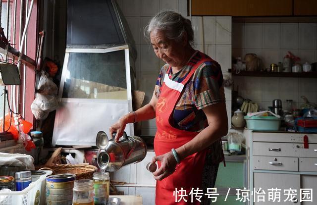 中国历史|72岁奶奶用罐头瓶卖茶水，一些老人花1元坐一天，就为摆脱寂寞