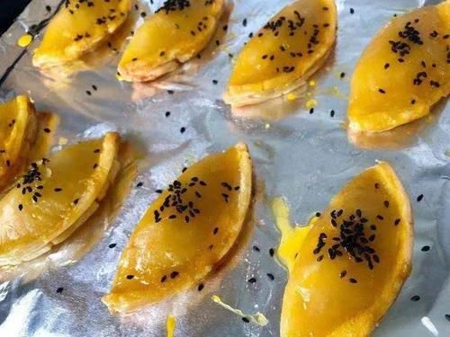  蛋挞皮对折，两面都酥脆，一口超香甜