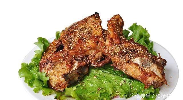 工具|每天,都有一群人排队观看烤肉,每个人都对烤架工具很好奇