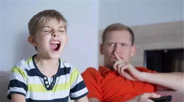 图书馆|宝妈带娃图书馆看书,刚想夸孩子看书认真,看清书籍名字差点抓狂