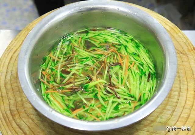 黄瓜|黄瓜拌木耳非常开胃的做法，清脆爽口，酸辣过瘾，吃一口就爱上