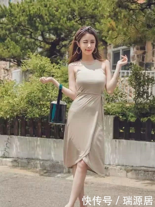 迷人|街拍:清新身材好的美女,性感时尚勾勒出迷人身材!