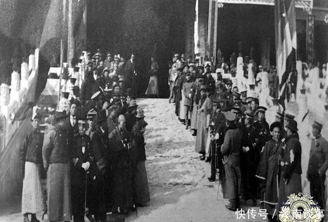 末代皇帝|末代皇帝溥仪三次登基老照片：图四端坐龙椅上，图六身穿龙袍祭天