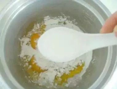 用电饭锅做蛋糕原来这么简单!保存好,做给家人吃!