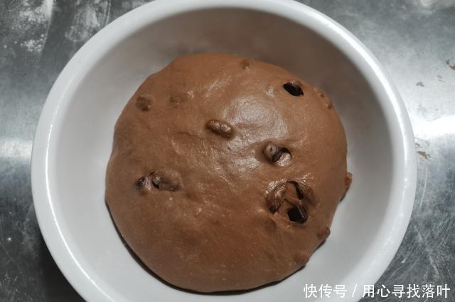  看起来|这是一款看起来很丑却很好吃的面包，双倍浓香可可面包送给你