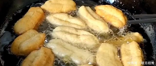 花生米里加2个鸡蛋，比红烧肉还香，我家一周吃3次，每次上桌抢光