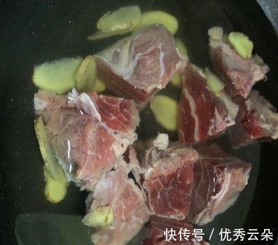 《土豆炖牛腩》！