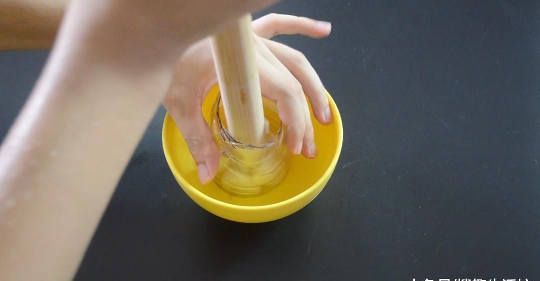 擀饺子皮|擀面杖上套一个塑料瓶, 放在厨房太实用了, 解决了很多人的烦恼