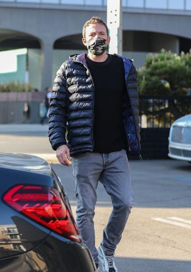 尽显|安娜德阿玛斯穿黑T恤搭格纹群尽显浪漫洒脱气质, 身段超迷人