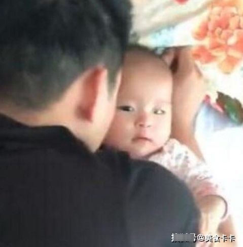卡辛|爸爸哄女儿睡觉意外走红,妈妈进门查看后,闺女:把你家老公领走
