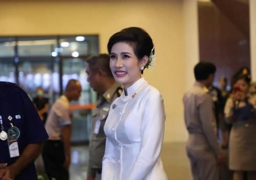 苏提达#泰国贵妃娘娘好威风!下台阶都有宫女搀扶,比苏提达王后会享受