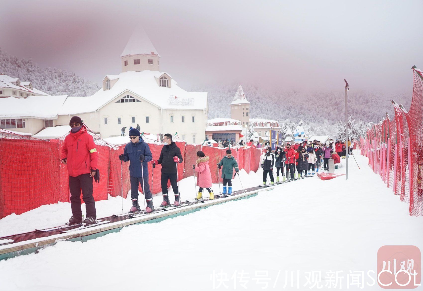 雪上“飞翔”，西岭雪山滑雪热|C视频 | 西岭雪山滑雪场