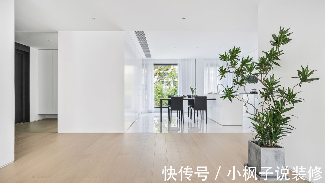 客餐厅|有一说一,还是极简风最耐看!看她家客餐厅,真大气