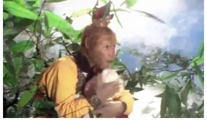 孙悟空&《西游记》孙悟空吃桃:咬一口就扔掉,并非剧情有钱而是万般无奈