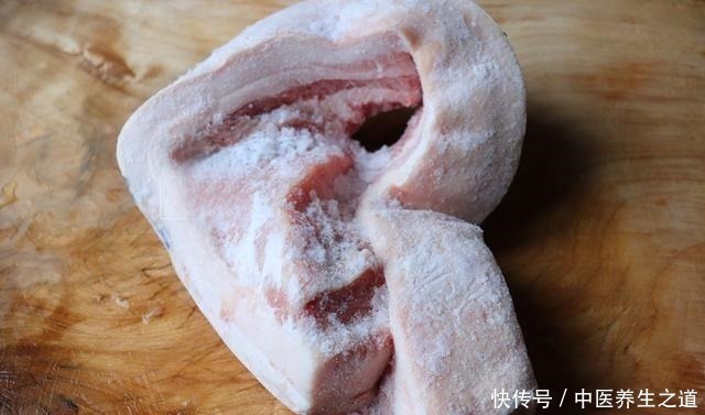 猪肉|冰箱里的冻肉,万万不要用清水泡,教你一招,吃起来和鲜肉一样