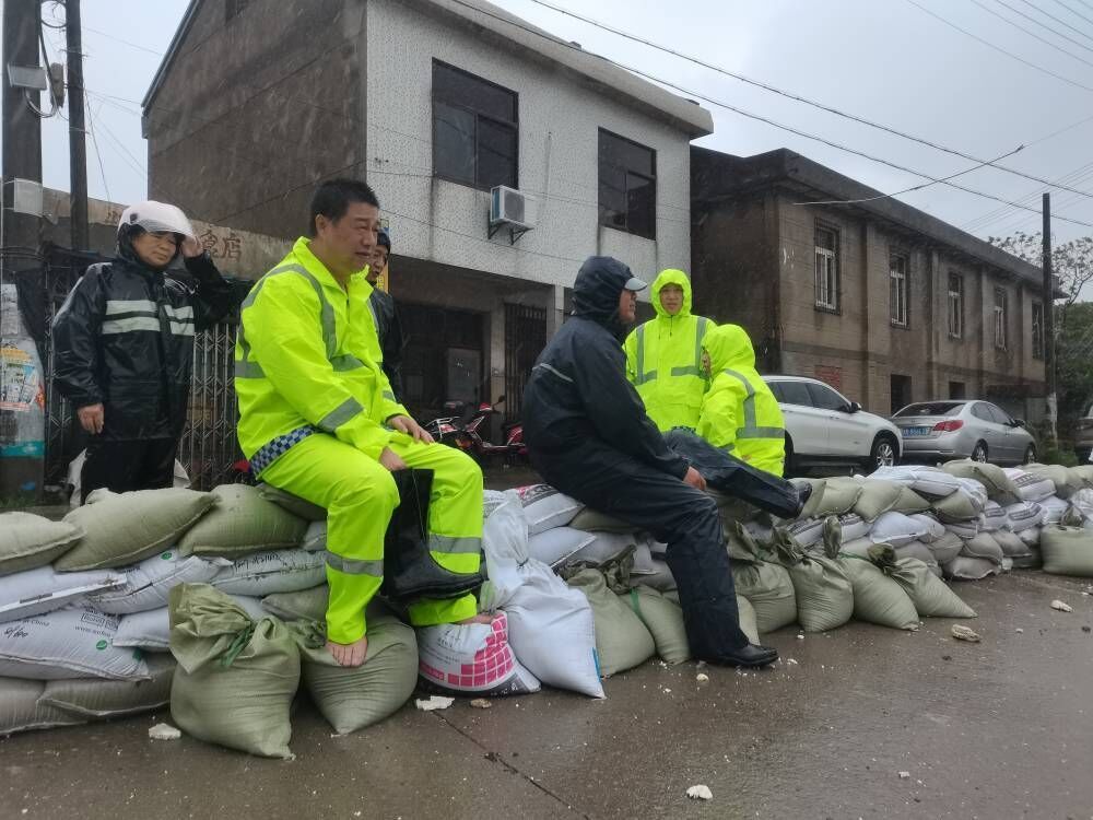 村民|他是村民口中的东哥，奔走在抗台路上的“赤脚书记”