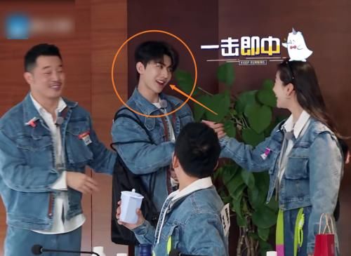 《奔跑吧9》回归,蔡徐坤被电击表情管理到位,钻被窝速度才叫绝